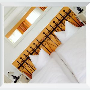Zimmer mit Kingsize-Bett